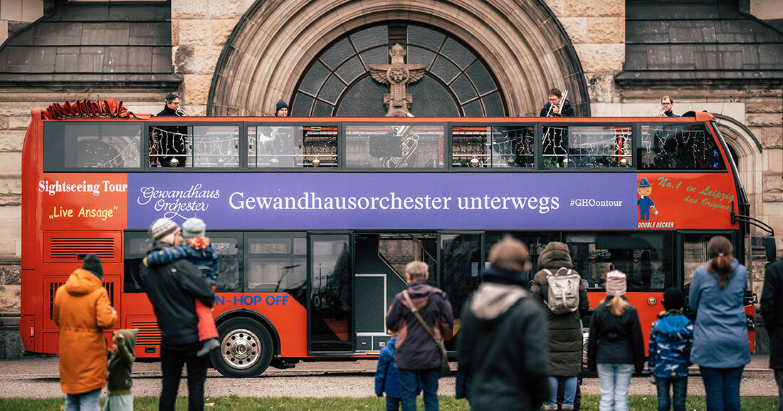 Konzertbus des Gewandhausorchesters tourt im Advent wieder durch Leipzig Ab 26. November 2022 startet der Konzertbus des Gewandhausorchesters und bringt weihnachtliche Konzerte an verschiedene Orte in Leipzig. Es musiziert ein Hornquartett des Gewandhausorchesters. Erster Halt ist am 26. November 2022 um 10 Uhr vor der Michaeliskirche am Leipziger Nordplatz. © Tom Thiele Auch 2022 bringt der Konzertbus des Gewandhausorchesters musikalische Weihnachtsstimmung zu den Menschen. Zwar spielt das Gewandhausorchester sein Weihnachtsprogramm nach zwei Jahren pandemiebedingter Unterbrechung endlich wieder vor Publikum im Konzerthaus, doch nicht jeder kann ins Gewandhaus kommen. Deswegen bringt der Konzertbus an drei Adventswochenenden Musiker des Gewandhausorchesters zu den &hellip;
