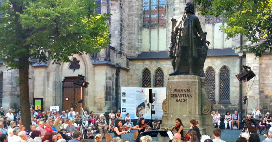 Konzerte am Bachdenkmal 2023 Im Juli und August sind immer montags die traditionellen Konzerte am Bachdenkmal auf dem Thomaskirchhof zu erleben. Der Eintritt ist frei. Auftakt ist am 3. Juli 2023. Konzerte am Bachdenkmal © Stadt Leipzig / Bolko Kosel Die Konzerte bis zum 21. August beginnen um 19 Uhr, das Abschlusskonzert am 28. August beginnt um 20:30 Uhr. Bei schlechtem Wetter finden die Konzerte in der Thomaskirche statt. Programm 03.07.2023, 19:00 Uhr rosenroth &#8211; Kein schöner Land, Habibi 10.07.2023, 19:00 Uhr Jugendsinfonieorchester Den Haag 17.07.2023, 19:00 Uhr Ensemble 1684 24.07.2023, 19:00 Uhr Leléka 31.07.2023, 19:00 Uhr The Big Band &hellip;