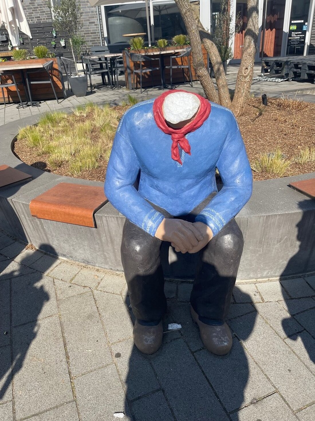 Am Sonntag wurde in Delbrück der Kopf einer Statue eines Alltagsmenschen abgenommen. Polizei ermittelt und sucht Zeugen.