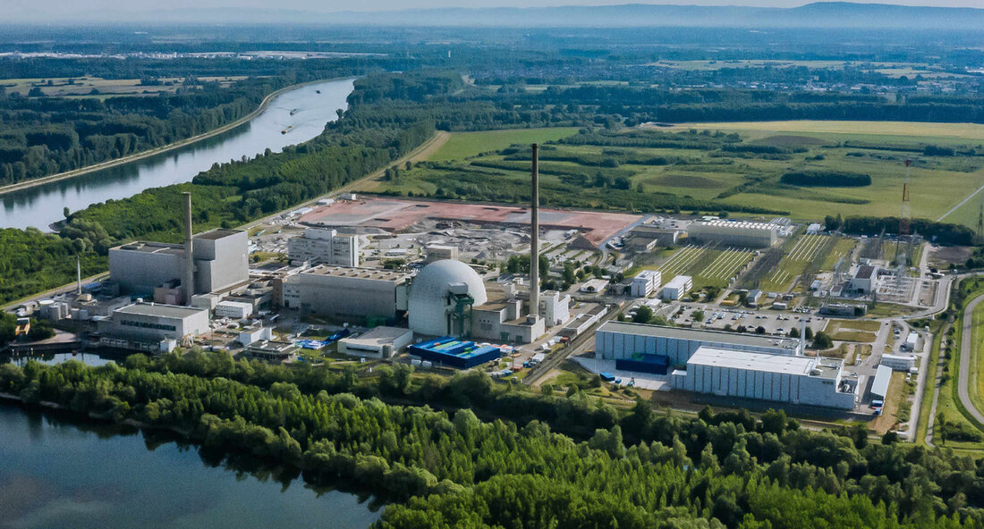 Kabelbrand im Kernkraftwerk Philippsburg – Keine Gefahr für Menschen und Umwelt Am 18. Oktober 2023 kam es zu einem Kleinstbrand in der Wäscherei des stillgelegten Kernkraftwerks Philippsburg (Block 1). Dabei handelt es sich um einen Raum, in dem die Kleidung von Personen, die im Kontrollbereich arbeiten, gewaschen wird. Glücklicherweise wurde der Brand von der Werkfeuerwehr schnell gelöscht und es bestand zu keiner Zeit eine Gefahr für Menschen und Umwelt. Laut Angaben des Betreibers erhitzte sich ein Heizkessel in der Waschkammer übermäßig, was zu einem Kabelbrand führte. Der Brandmelder löste daraufhin den Feueralarm aus und die Werkfeuerwehr konnte den Brand mit …