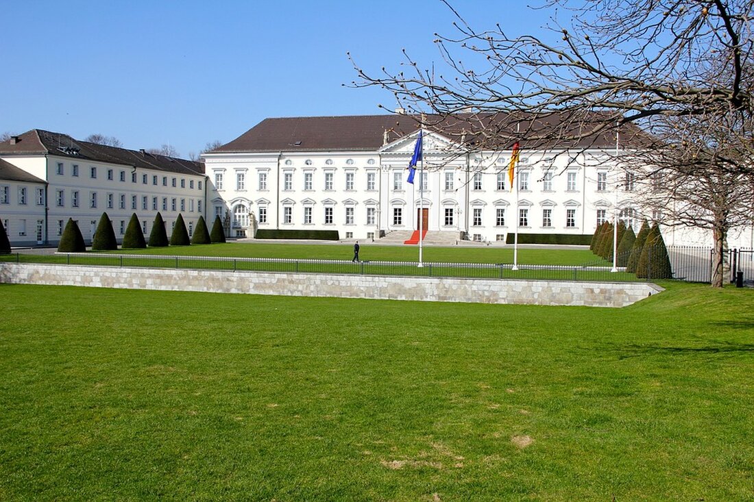 In diesem Jahr feiern die Jugendämter in Deutschland ihr 100-jähriges Bestehen. Aus diesem Anlass gibt es ein großes Sommerfest auf dem Gelände des Schullandheimes Blumenfisch und des Gästehauses am Großen Wannsee in Berlin. Neben einem Bubble-Soccer-Feld und einer Kinderrallye mit verschiedenen Geschicklichkeitsspielen können Kinder und Jugendliche auch beim Kinder- und Jugendparlament mehr über ihre Rechte erfahren und sich aktiv beteiligen. Zwei Hüpfburgen und eine Bastelstation sorgen für weitere Unterhaltung und an den Essensständen können sich die Besucherinnen und Besucher mit Eis, Obst, Burgern, Bratwurst und veganen Speisen stärken. Es wird also ein unterhaltsamer Nachmittag mit viel Spaß, Spiel und Essen …
