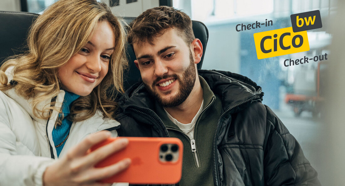 Baden-Württemberg fördert ÖPNV-Nutzung mit kostenloser Mitnahme-Aktion Im Rahmen einer Mitnahme-Aktion können Nutzerinnen und Nutzer des Check-in-Check-out-Systems CiCoBW bis zu vier Personen kostenlos in Bussen und Bahnen mitnehmen. Die Aktion, die bis zum 8. September 2024 und an den Adventswochenenden gilt, soll Gelegenheitsfahrgästen den Umstieg auf den öffentlichen Nahverkehr erleichtern und gleichzeitig die Attraktivität dieser Fortbewegungsart erhöhen. Verkehrsminister Winfried Hermann äußerte sich begeistert über die Initiative: „Die Mitnahme-Aktion ist ein tolles Angebot für den zweiten Teil der Sommerferien, um Gelegenheitsfahrerinnen und -fahrern zu zeigen, wie einfach Bus- und Bahnfahren sein kann." Durch die einfache Bedienung der CiCoBW-App ist es Nutzern möglich, …