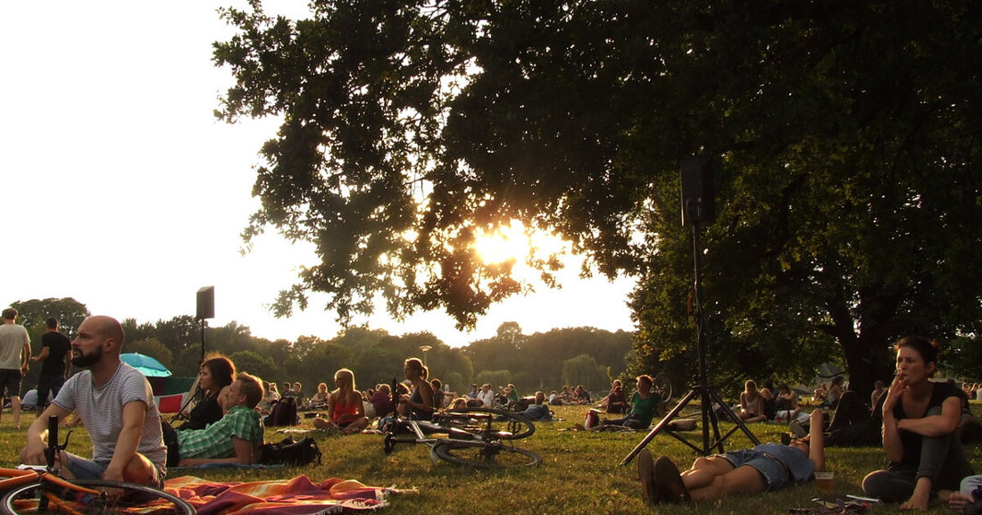 Tauchen Sie beim Leipziger Hörspielsommer 2024 in kostenfreien Hörspielgenuss am Richard-Wagner-Hain ein. Vom 10.-14.Juli erwarten Sie ausgewählte Hörspiele für jedes Alter!