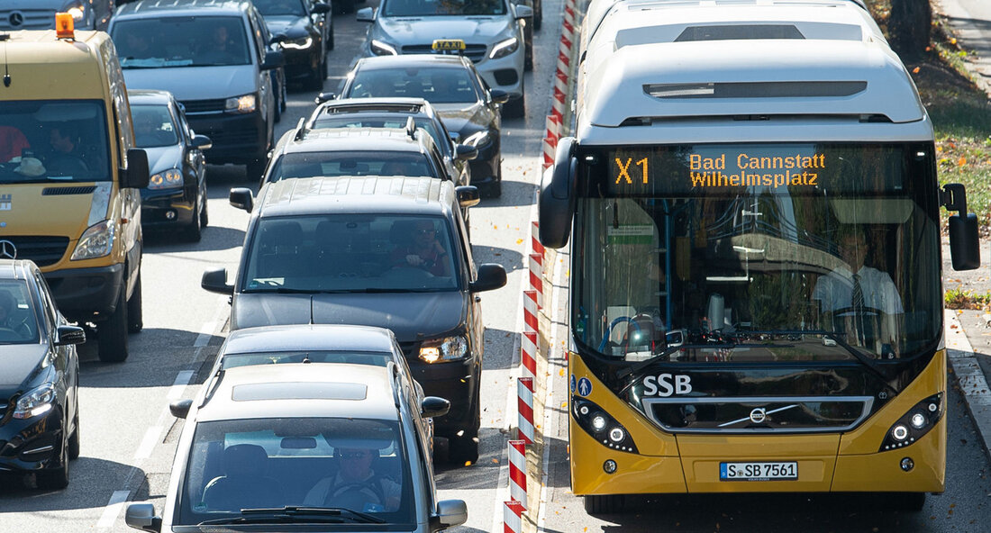 Die Busunternehmen in Baden-Württemberg sehen sich zunehmend steigenden Kosten gegenüber, die ihre wirtschaftliche Situation belasten. Die Veröffentlichung des Baden-Württemberg-Index für den Öffentlichen Personennahverkehr auf der Straße für das Jahr 2023 zeigt, dass die Kosten für den Betrieb von Bussen im öffentlichen Nahverkehr im Vergleich zum Vorjahr um 2,7 Prozent im Ballungsraumverkehr und um 3,0 Prozent im Überlandverkehr gestiegen sind. Eine positive Entwicklung hingegen ist der Rückgang der Dieselkosten um 8,7 Prozent, der die Kostensteigerungen in der Busbranche etwas dämpft. Dennoch sind die Kosten für Strom um 16 Prozent gestiegen, ebenso wie die Kosten für die Instandhaltung um 5,2 Prozent. Dies &hellip;