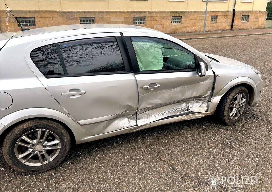 In der Mannheimer Straße kollidierten ein Hyundai i20 und ein Opel Astra beim Abbiegen. Zwei Verletzte und schwere Schäden.