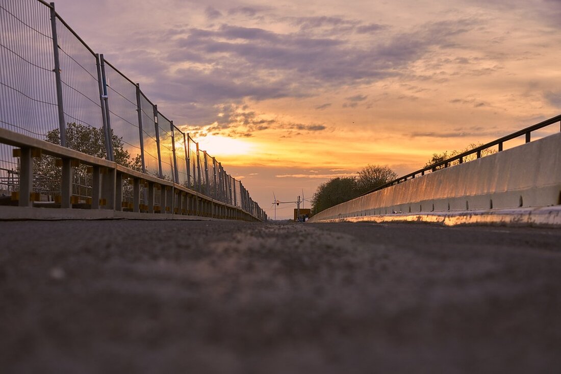 Das Bezirksamt Spandau hat frühzeitig die Sanierungsarbeiten am Krampnitzer Weg abgeschlossen und die neue Fahrbahn am 18.06.2024 für den Verkehr freigegeben. Baustadtrat Thorsten Schatz lobte die Effizienz der Arbeiten und bedankte sich bei den beteiligten Mitarbeitern, Firmen sowie den Anwohnern für ihre Geduld während der Bauphase. Die Sanierung erstreckte sich über eine Gesamtfläche von ca. 3.000 m² und wurde in fünf Teilabschnitten durchgeführt. Da die Fahrbahnbreite nur 5 bis 5,5 m betrug, mussten die Arbeiten unter Vollsperrung erfolgen. Die Finanzierung erfolgte aus Mitteln der baulichen Straßenerhaltung. Die schnelle Fertigstellung der Sanierung sorgt nun dafür, dass der Krampnitzer Weg wieder sicher …