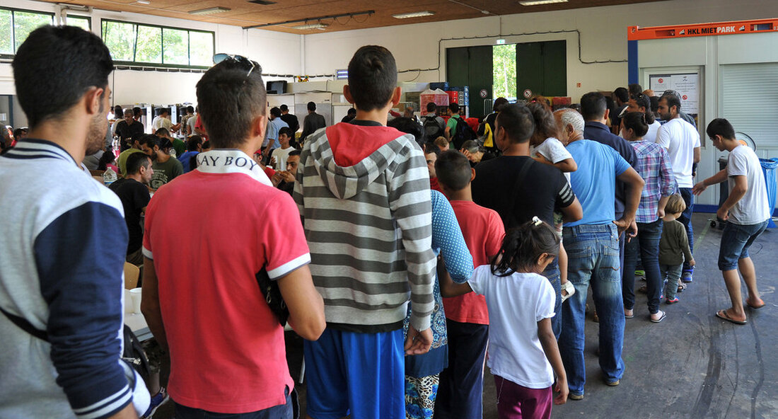 Das Ministerium der Justiz und Migration leitet eine ergebnisoffene Prüfung ein, ob das Krankenhausareal in Böblingen für den Betrieb einer Landeserstaufnahme geeignet sein könnte. Die vergangenen Monate und aktuelle Entwicklungen zeigen, dass die Unterbringung von Flüchtlingen in der Erstaufnahme des Landes ein Dauerthema in den kommenden Jahren sein wird. Vor diesem Hintergrund ist die Suche nach geeigneten Immobilien für die Erstaufnahme von Flüchtlingen eine Daueraufgabe des Ministeriums für Justiz und Migration. Da das kreiseigene Krankenhausareal in Böblingen in absehbarer Zeit nicht mehr für gesundheitliche Zwecke benötigt wird, hat das Ministerium für Justiz und Migration eine Prüfung eingeleitet, ob dieses Areal &hellip;