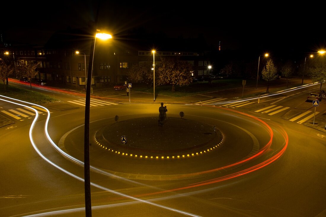 Wie geht Kreisverkehr noch mal? Stadt Eilenburg weist auf Verkehrsregeln hin Seit knapp einem Jahr führt die Ziegelstraße in Eilenburg durch einen Kreisverkehr. Doch so ganz scheinen sich die Verkehrsteilnehmer noch nicht daran gewöhnt zu haben. Die Stadtverwaltung hat deshalb entsprechende Hinweise veröffentlicht. Was gilt noch mal im Kreisverkehr? Eilenburg. Was gilt noch mal im Kreisverkehr? Diese Frage scheinen einige Verkehrsteilnehmer in Eilenburg nicht eindeutig beantworten zu können. Die Stadtverwaltung sah sich deshalb Mitte Oktober veranlasst, auf die geltenden Verkehrsregeln hinzuweisen. Auch Personen mit Fahrrad haben Vorrang – wenn sie schieben „Seit Inbetriebnahme kam es wiederholt zu Problemen durch mangelnde …