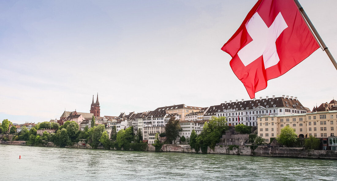Ministerpräsident Winfried Kretschmann reiste mit einer Delegation in die Schweiz, um die grenzüberschreitende Zusammenarbeit zu stärken. Auf dem Programm stehen ein Arbeitstreffen mit dem Regierungsrat des Kantons Zürich, ein Besuch der Eidgenössischen Technischen Hochschule Zürich sowie eine Podiumsdiskussion zum Thema Green Transformation. „Für die Landesregierung ist die grenzüberschreitende Zusammenarbeit mit der Schweiz als einem unserer wichtigsten Handelspartner von besonderer Bedeutung. Uns verbindet besonders, dass sowohl die Schweiz als auch Baden-Württemberg wichtige Hightech-Standorte sind und über leistungsstarke mittelständische Unternehmen verfügen. Beide Seiten profitieren daher von der engen Zusammenarbeit und dem grenzüberschreitenden Austausch“, betonte der Ministerpräsident Winfried Kretschmann in Zürich zum Auftakt …