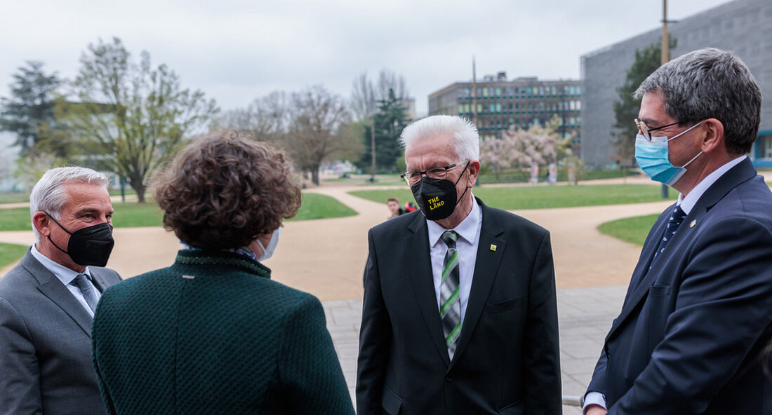 Bei seiner Delegationsreise nach Straßburg betonte Ministerpräsident Winfried Kretschmann den Zusammenhalt zwischen Baden-Württemberg und der Région Grand Est bei grenzüberschreitenden Themen wie Corona und den Auswirkungen des Krieges in der Ukraine. „Die Grenzregion am Oberrhein ist eine der am dichtesten verwobenen in ganz Europa. Und da erste Grenzraumkonferenz zwischen Baden-Württemberg und der Région Grand Est Im Januar 2020 haben wir große Fortschritte gemacht: Die ersten Projekte aus dem Partnerschaftskonzept werden umgesetzt und wir sind in der Corona-Pandemie noch enger zusammengerückt“, sagte der Ministerpräsident Winfried Kretschmann in Straßburg anlässlich der zweiten Grenzraumkonferenz zwischen Baden-Württemberg und dem Region Grand Est. „Auf beiden …