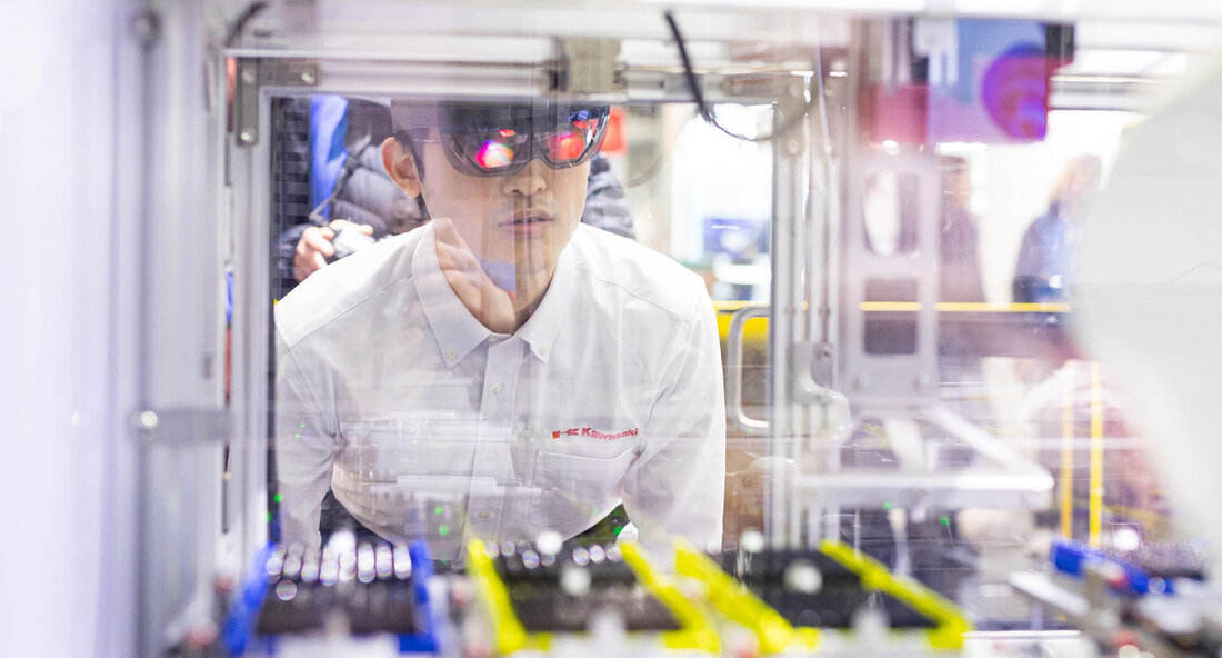 Bei einem Rundgang über die Hannover Messe hat sich Ministerpräsident Winfried Kretschmann über die aktuellsten Entwicklungen baden-württembergischer Aussteller sowie über die industriellen Trends der Zukunft informiert. „Ich freue mich nach der langen Coronazeit darauf, wieder mal die Hannover Messe zu besuchen und die vielfältigen Technologien kennenzulernen, die in Baden-Württemberg entstehen“, sagte Ministerpräsident Winfried Kretschmann am 17. April 2023 bei seinem Besuch der Hannover Messe, auf der Technologien für eine vernetzte und klimaneutrale Industrie gezeigt wurden. „In Baden-Württemberg wird getüftelt und entwickelt. Nirgendwo sonst gibt es eine höhere Dichte an Weltmarktführern. Die Aussteller repräsentieren auf der Hannover Messe den Standort Baden-Württemberg …