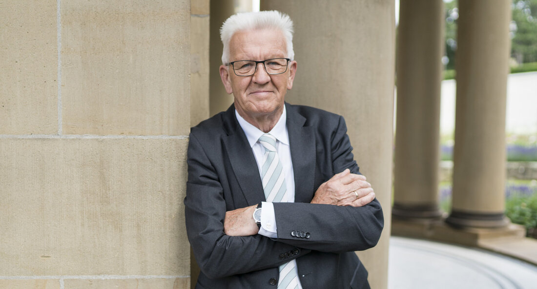 Ministerpräsident Kretschmann besucht Zollernalbkreis: Fortschritt und Tradition im Spannungsfeld Am 20. September 2024 wird Ministerpräsident Winfried Kretschmann den Zollernalbkreis besuchen, um sich vor Ort über die erfolgreiche Verbindung von Tradition und Innovation zu informieren. Im Rahmen seines Programms stehen Besuche bei zwei Unternehmen sowie ein Bürgerempfang in Geislingen auf der Agenda. Der Zollernalbkreis ist nicht nur für seine beeindruckenden Landschaften, die von der Hohenzollernburg geprägt werden, bekannt, sondern auch für seine wirtschaftliche Vielfalt. Diese Kombination wird von Kretschmann als Paradebeispiel für das Land Baden-Württemberg hervorgehoben. "Der Landkreis gelingt es, sich ständig weiterzuentwickeln und dabei Tradition und Innovation miteinander zu verbinden", …