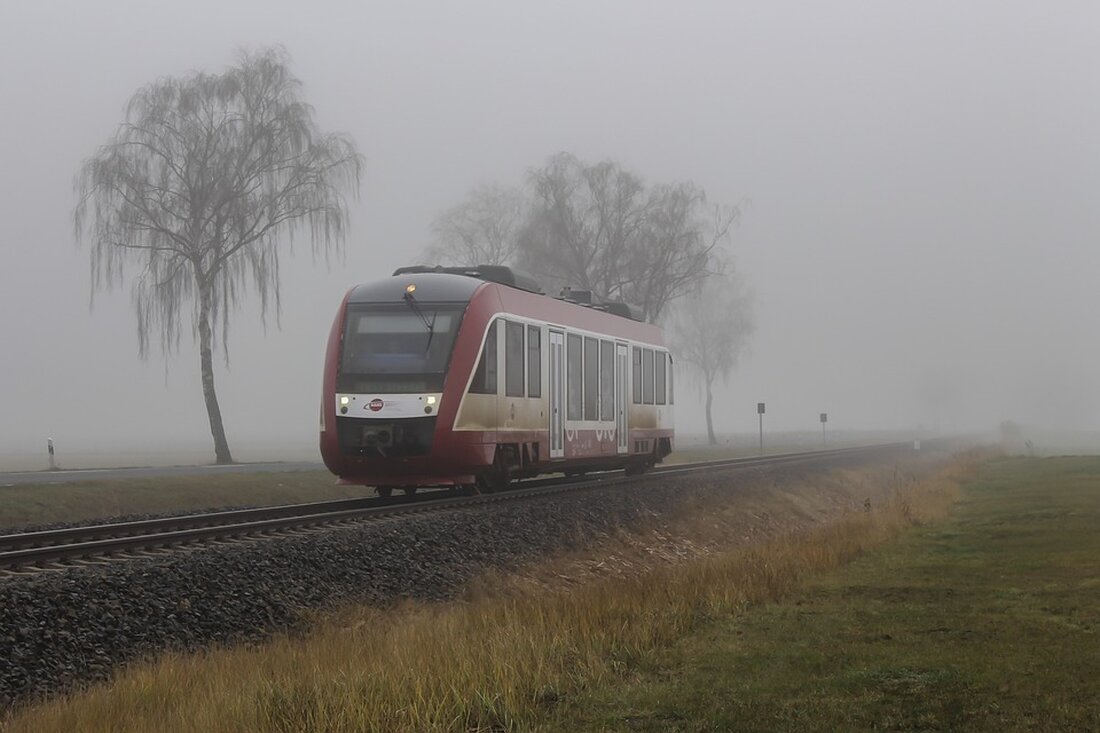 Erfahren Sie alles über die bevorstehende Sanierungsmaßnahme der Fahrbahn am Kreuzungsbereich Stendaler Straße / Landsberger Chaussee. Verkehrseinschränkungen und Umleitungen vom 19. August bis 2. September 2024. Kosten, Finanzierung und Ersatz-Bushaltestellen der BVG.