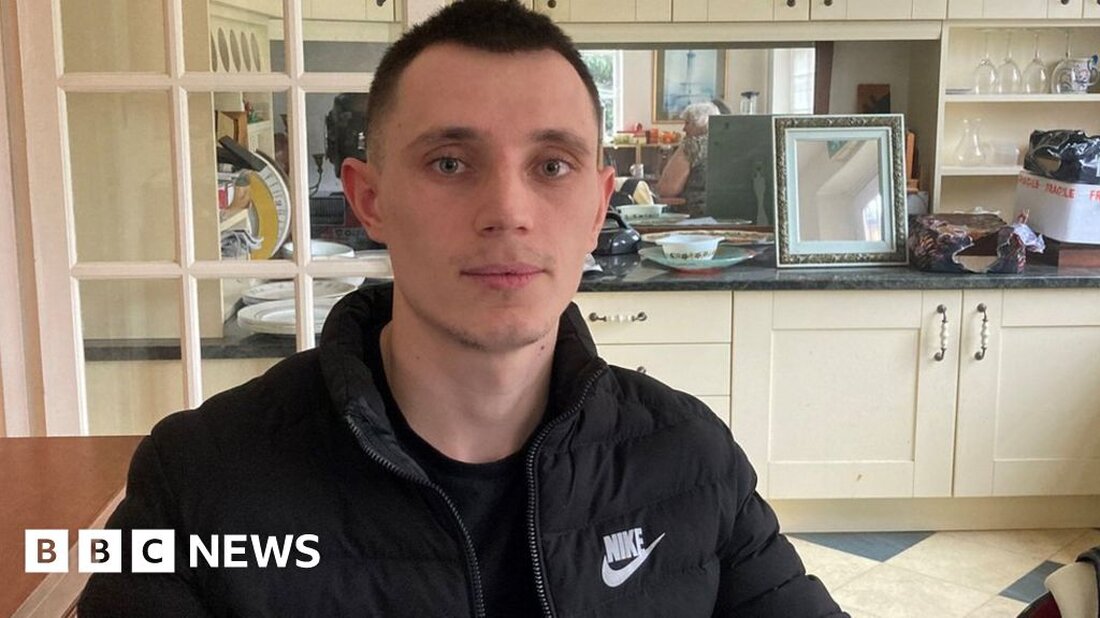 Ein Rat sucht nach Möglichkeiten, ukrainischen Flüchtlingen bei der Suche nach einer langfristigen Unterkunft zu helfen, da sie befürchten, dass sie entwurzelt werden könnten, sobald ihre Patenschaft endet. Graham Ellis sponsert eine vierköpfige Familie in Melksham und sagte, dass der Umzug sesshafter Familien in andere Teile des Landes mit verfügbaren Unterkünften problematisch sei. Homes for Ukraine Sponsoren können Gäste für mindestens sechs Monate beherbergen. Der Vorsitzende des Wiltshire Council, Richard Clewer, sagte, der Rat werde „immer versuchen, Einzelpersonen im selben Gebiet zu halten“. Herr Ellis, 68, und seine Frau Lisa, 67, haben den 27-jährigen Volodymyr Todorov zusammen mit seiner Mutter, …