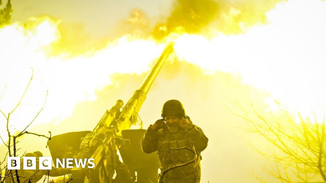Die USA werden der Ukraine weitere 400 Millionen Dollar (333 Millionen Pfund) an Militärhilfe geben, um die Munitionsvorräte Kiews aufzustocken, die während des anhaltenden hochintensiven Krieges mit Russland erschöpft sind. Außenminister Antony Blinken sagte, dies beinhalte hochpräzise HIMARS-Artillerie-Raketen und Haubitzen, „die die Ukraine so effektiv einsetzt“. Der ukrainische Präsident Wolodymyr Selenskyj betonte zuvor, dass Artillerie und Granaten benötigt würden, um „Russland aufzuhalten“. Die USA schicken auch taktische Brücken vor die erwartete Offensive der Ukraine. Die Lieferung solcher Ausrüstung, die es gepanzerten Fahrzeugen ermöglicht, Flüsse und Gräben zu überqueren, erfolgt, da eine Reihe von ukrainischen Militärbeamten und Experten vorgeschlagen haben, dass …