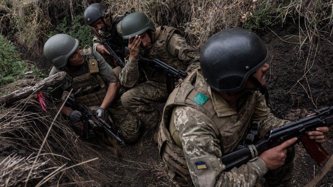Die Generäle der Ukraine sagen, sie hätten Russlands erste Verteidigungslinie im Süden „durchbrochen“. Wir haben beurteilt, wie weit die ukrainischen Streitkräfte wirklich fortgeschritten sind und welche Anzeichen es für weitere Durchbrüche an der Front gibt. Die Ukraine startete Anfang Juni ihre große Gegenoffensive, um die russischen Streitkräfte von den von ihnen eroberten Gebieten zurückzudrängen. Es griff an drei Punkten entlang der über 965 km langen Frontlinie an. Das Gebiet südöstlich der Stadt Saporischschja ist mit Abstand das strategisch wichtigste. Ein Vorstoß in diese Richtung in Richtung des Asowschen Meeres könnte im Erfolgsfall die Versorgungsleitungen Russlands, die die russische Stadt Rostow …