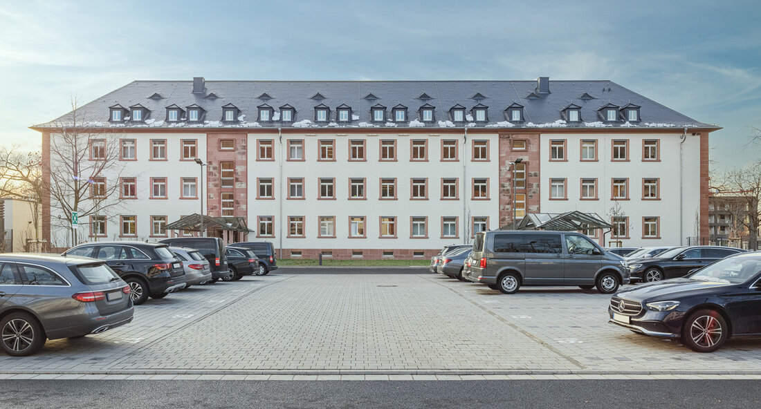 Die Gebäude für die Kriminalpolizeidirektion und den Verkehrsdienst in Heidelberg sind fertig saniert und wurden dem Polizeipräsidium Mannheim übergeben. Finanzstaatssekretärin Gisela Splett und Innenstaatssekretär Wilfried Klenk haben heute die sanierten Gebäude für die Kriminalpolizeidirektion und den Verkehrsdienst in Heidelberg an das Polizeipräsidium Mannheim übergeben. Das Land investierte rund 32,5 Millionen Euro in den Standort. Finanzstaatssekretärin Gisela Splett sagte: „Die Bestandsgebäude wurden für die Polizeinutzung umfassend saniert. Damit folgen wir unserem Grundsatz, dass Sanierung Vorrang hat vor Neubau.“ Innenstaatssekretär Wilfried Klenk betonte: „Es freut mich sehr, dass wir heute einen top sanierten und technisch hochmodern ausgestatteten Gebäudekomplex einweihen und damit die …