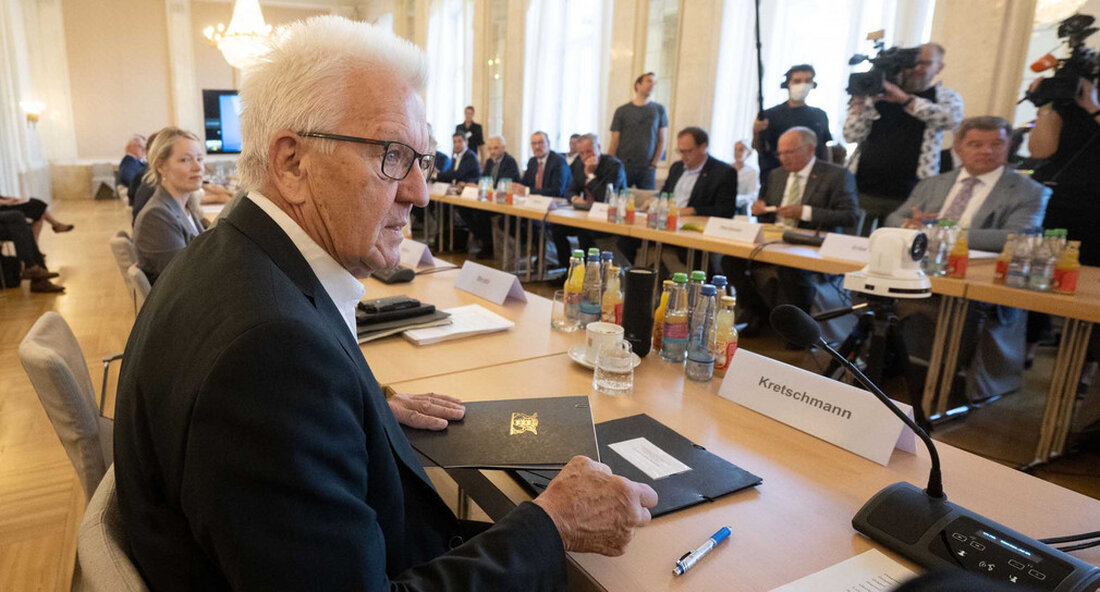 Bei einem Krisengipfel zur Gasversorgung haben sich Landesregierung und Verbände gemeinsam zum Energiesparen bekannt. Ministerpräsident Winfried Kretschmann appelliert an alle Bürgerinnen und Bürger, selbstverantwortlich einen persönlichen Beitrag zu leisten. Jede Kilowattstunde zählt! „Mit dem heutigen Gipfel setzen wir im Interesse unseres Landes ein starkes und geschlossenes Zeichen gemeinsamen Handelns, um diese Energiekrise zusammen und im Schulterschluss zu bewältigen“, so Ministerpräsident Winfried Kretschmann am Montag, 25. Juli 2022, in Stuttgart anlässlich des kurzfristig einberufenen „Krisengipfel Gas – Baden-Württemberg rückt zusammen“. Der Teilnehmerkreis des Gipfels mit rund vierzig Vertreterinnen und Vertretern aus Landesregierung und Kommunen, Arbeitgebern und Gewerkschaften, Handwerk und Energieversorgern, Verbraucherinnen …