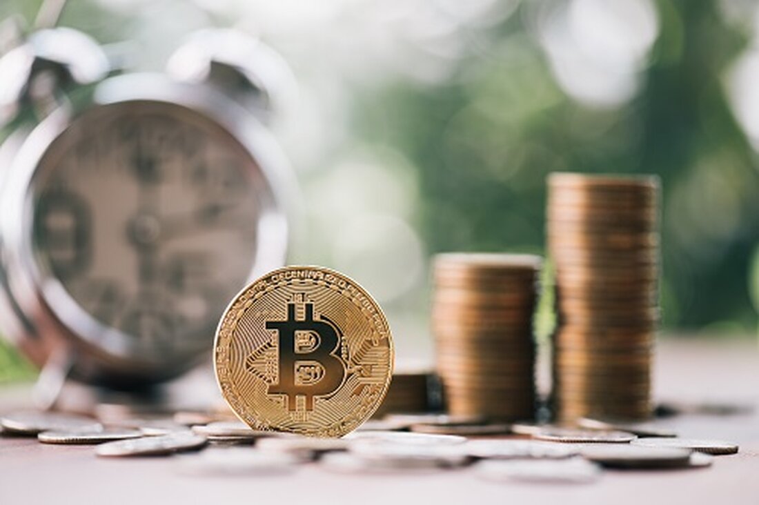 Grayscale hat ein wegweisendes Urteil gegen US-Aufsichtsbehörden gewonnen Die SEC lehnte den Antrag von Grayscale, den Bitcoin Trust in einen ETF umzuwandeln, zu Unrecht ab Der Preis von Bitcoin ist sprunghaft angestiegen, aber es ist wichtiger, was als nächstes mit dem US-Dollar passiert Grayscale ist ein führender Krypto-Asset-Manager. Es ermöglicht Händlern und Investoren, über einen Bitcoin-Trust Zugang zum Kryptowährungsmarkt zu erhalten. Der Trust verwaltet mittlerweile ein Vermögen von über 17 Milliarden US-Dollar und die berechtigten Aktien des Grayscale Bitcoin Trust werden an der OTCQX unter dem Symbol GBTC notiert. Gestern gewann Grayscale eine bahnbrechende Entscheidung von a US-Gericht, das gegen &hellip;