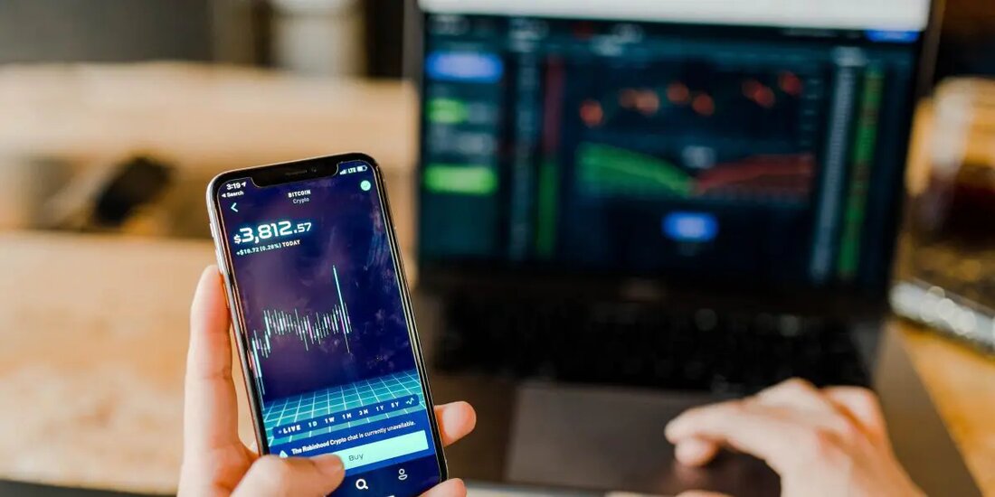 Suchmaschinenriesen in China blockieren Binance, Huobi und OKex. Dieser Austausch wurde auch von den größten Social-Media-Plattformen des Landes blockiert. Kürzlich wurde berichtet, dass die People’s Bank of China (PBOC) ihre Razzien gegen Kryptowährungen und damit verbundene Geschäfte beschleunigt hat. Als Gründe gab die Bank an, dass sie hochspekulativ seien und keinen echten Wert hätten. PBOC hat Finanzinstitute und Zahlungsplattformen angewiesen, keine kryptobezogenen Transaktionen zu verarbeiten. Sie haben auch Krypto-Börsen verboten, die chinesischen Nutzern hauptsächlich Leverage-Handel anbieten. Sie hinderten die Menschen jedoch nicht daran, die Vermögenswerte zu halten. Nach den neuesten Entwicklungen wurden einige der größten Krypto-Börsen, darunter Binance, Huobi und …