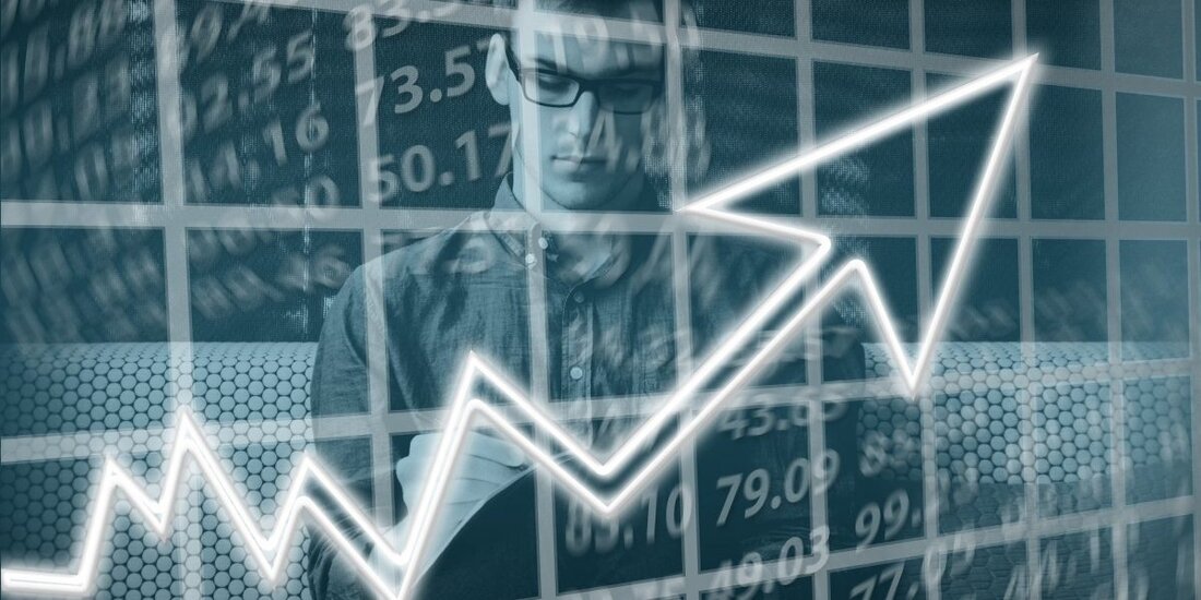 Davis erklärte, dass BTC institutionelles Interesse, positive Marktstimmung und der aktuelle Trend der technischen Bitcoin-Analyse könnten den Preis auf 100.000 US-Dollar treiben. Davis erklärte auch, dass der Bitcoin-Preis trotz der Erholung von 29.000 $ möglicherweise nicht unbedingt die Talsohle erreicht hat. Bitcoin fiel kürzlich unter 30.000 US-Dollar, nachdem ein Massenausverkauf durch Faktoren wie einen Rückgang der globalen Märkte ausgelöst wurde. Während viele Institutionen einen riesigen Marktcrash vorhersagen, ist Lark Davis, ein Krypto-Influencer und YouTuber glaubt, dass Bitcoin bis Ende des Jahres noch die Chance hat, 100.000 USD zu erreichen. Seiner Meinung nach sind die Katalysatoren, die dies ermöglichen könnten, das …