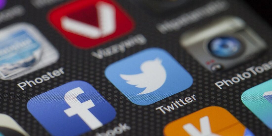 Soziale Medien und verwandte Facetten haben sich in den letzten zehn Jahren rasant verändert, was es fast unmöglich macht, den Fortschritt bis heute zu verfolgen. Während es als unpolitische Möglichkeit für Weltbürger begann, zu interagieren, zu kommunizieren und Ideen auszutauschen, nehmen soziale Medien langsam eine Wendung zum Schlimmsten – da diese Plattformen zunehmend politisch werden. Zensur ist zu einem großen Teil von Social-Media-Plattformen wie Instagram, Twitter, Youtube usw. geworden. Nach Trumps Entlassung von den meisten Social-Media-Plattformen im Jahr 2021 mussten sich viele Prominente (und Social-Media-Nutzer) mit der Zensur in den sozialen Medien auseinandersetzen. Kürzlich stürzte sich die Welt auf Joe …