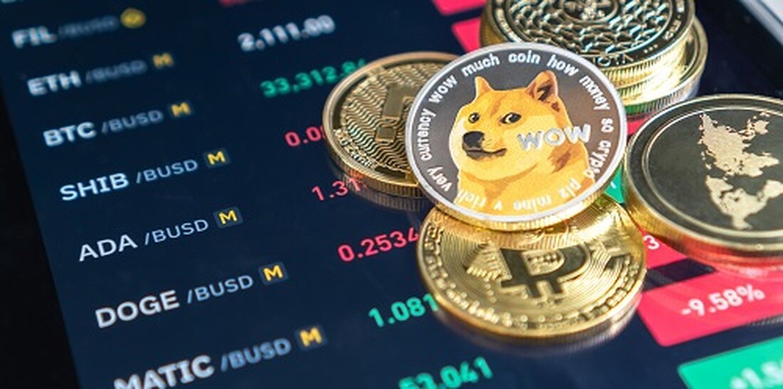 Kryptowährungen wurden heute weitgehend niedriger gehandelt, wobei Bitcoin auf unter 29.000 US-Dollar fiel. BNB bewegte sich über XRP, obwohl die Bullen den Preis über 330 US-Dollar halten müssen, um die Bären in Schach zu halten, andernfalls könnte er auf 220 US-Dollar oder darunter fallen. Dogecoin stieg in die Höhe, als Twitter in X umbenannt wurde. Kann DOGE noch weiter steigen? Die heutigen Kryptonachrichten wurden von Schlagzeilen rund um die Einführung des Worldcoin (WLD)-Tokens und Elon Musks Umbenennung von Twitter in Während Analysten einen möglichen Aufwärtstrend nach der jüngsten Konsolidierung skizziert haben, bleibt die regulatorische Unsicherheit ein großer negativer Auslöser. Von …