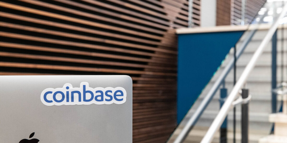 Mit freundlicher Genehmigung: https://www.coinbase.com/ Coinbase kündigt 45 ERC-20-Token im Ethereum-Netzwerk und 5 SPL-Token im Solana-Netzwerk an, die zur Notierung in Erwägung gezogen werden. Laut Coinbase werden Übertragungen oder der Handel mit diesen Vermögenswerten nicht unterstützt, bis sie offiziell angekündigt werden. Coinbase, die größte Krypto-Börse in den USA, hat ihre Bemühungen, ihren Benutzern ein faires und transparentes Erlebnis zu ermöglichen, erneut betont. In einer Erklärung gab das Unternehmen bekannt, dass seine Börsennotierungsverfahren nicht von Dritten beeinflusst oder beeinflusst werden. Coinbase Ventures hat noch nie Token aus getätigten Investitionen verkauft und ist mit einem separaten Team besetzt, das keinen Einfluss darauf hat, …