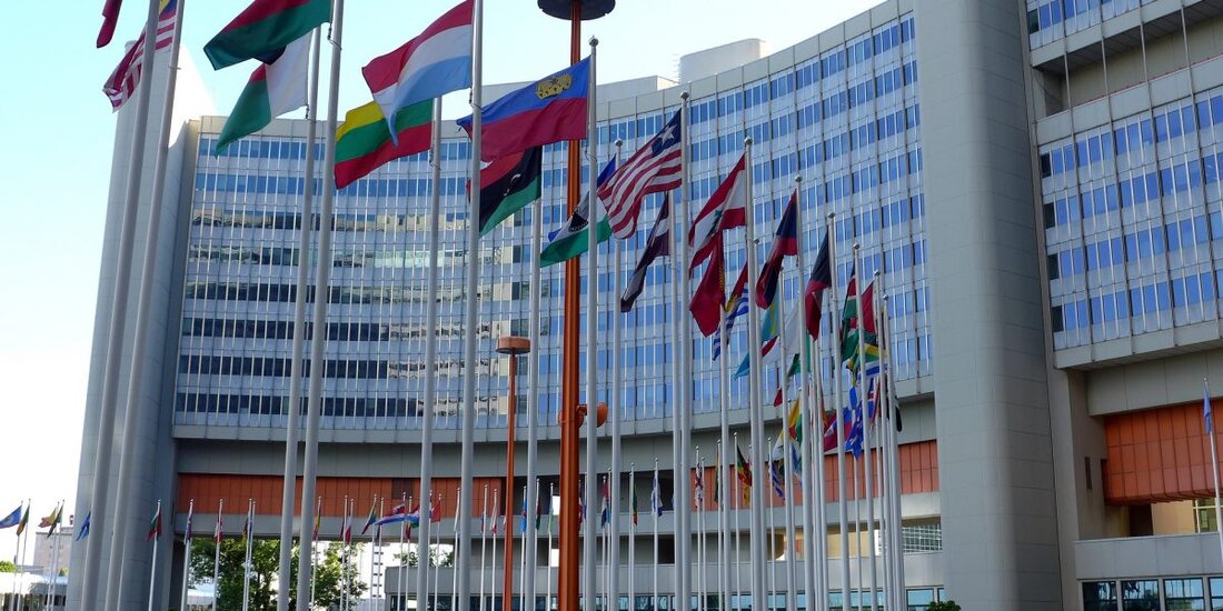 Die Vereinten Nationen haben ihre Unterstützung für Kryptowährungen und Blockchain-Technologie zum Ausdruck gebracht, um Millionen auf der ganzen Welt zu befreien und auf eine bessere Zukunft hinzuarbeiten. Trotz aller Versprechen, die die Technologie verspricht, glauben die Vereinten Nationen jedoch, dass die Herausforderung des Energieverbrauchs zuerst gelöst werden muss, bevor sie die gesamte Branche zu Fall bringt. Kryptowährungen und die zugrundeliegende Blockchain-Technologie sind vielversprechend und könnten Millionen befreien und sogar zum Umweltschutz beitragen. Dies ist nach Angaben der Vereinten Nationen (UN). In ihrem heutigen Bericht wies sie darauf hin, dass die Technologie der Katalysator für eine nachhaltigere Weltwirtschaft sein könnte. Der …