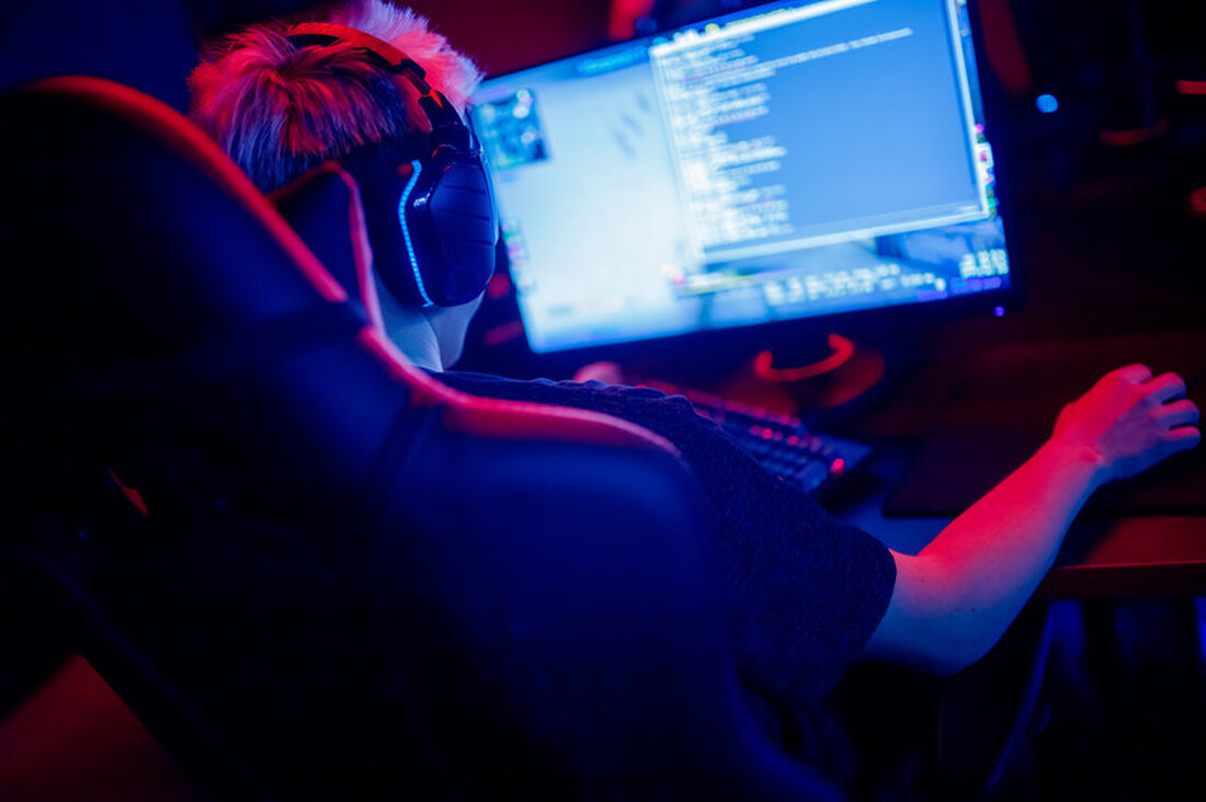 Kryptowährungen als Zahlungsinstrument. Multiversum als virtueller Modus der Interaktion und spielerischen Erfahrung. Das Spiel entwickelt sich in neue Richtungen, die teilweise bereits markiert sind: solche, die in der Entmaterialisierung des realen Lebens zum Nachteil oder zum Vorteil des digitalen Lebens zusammenlaufen. Wie im Fall der Partouche Group, einer transalpinen Holding im Hotel-, Restaurant- und Spa-Bereich, die bereit ist, Partouche Multiverse zu starten: eine Tochtergesellschaft von Entertainment 3.0, die auf den virtuellen Casinos des Metaversums und auf Kryptowährungen basiert. Für Agenda Digitale stellt das Metaversum „einen virtuellen Raum dar, in dem die Unterschiede zur Realität fast nicht mehr wahrnehmbar sind“: Hier …