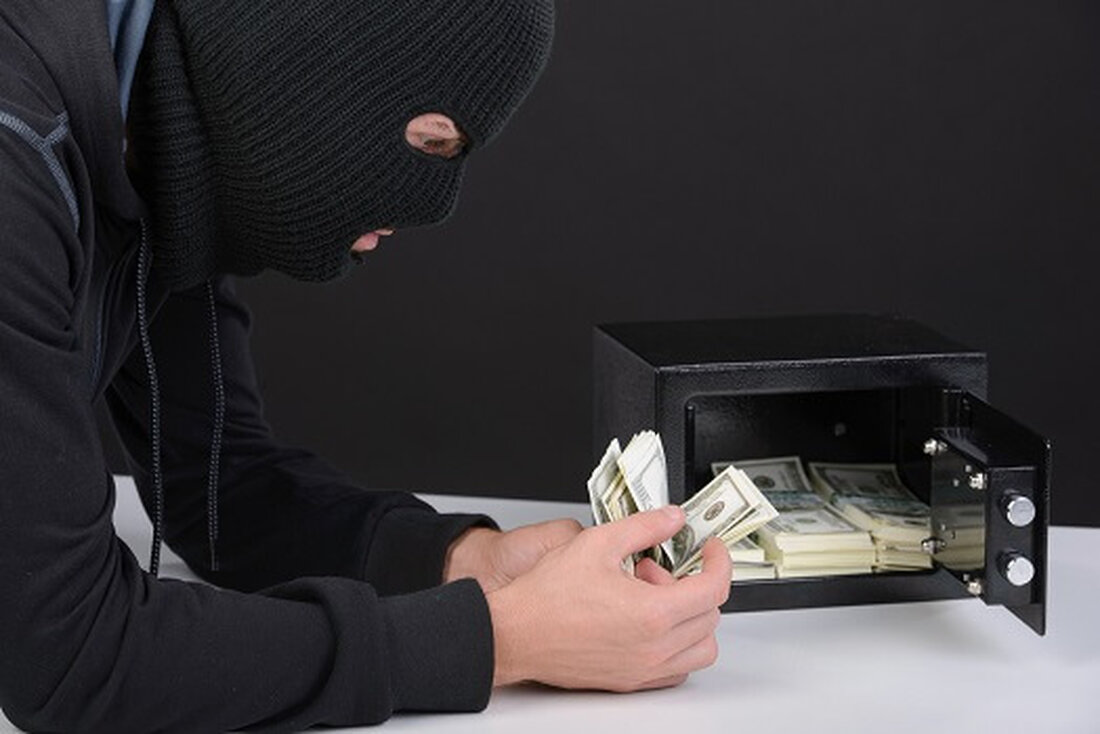 Ein Kryptowal hat aufgrund eines Phishing-Genehmigungsangriffs 35 Millionen US-Dollar an fwDETH im Blast-Netzwerk verloren. Der Angreifer hat 15.079 fwDETH abgezogen, was zu einem Preisverfall von 2.000 $ auf 100 $ führte. Der Vorfall hat Sicherheitsbedenken bei DeFi aufgeworfen und sich auf die Überprüfung des Blast-Netzwerks ausgewirkt. Ein Kryptowal hat kürzlich bei einem großen Phishing-Angriff auf das Blast-Netzwerk Few Wrapped Duo ETH (fwDETH)-Token im Wert von etwa 35 Millionen US-Dollar verloren. Zuerst der Angriff Von Scam Sniffer markiert und später von den Sicherheitsfirmen PeckShield und BlockSec bestätigt, erfolgte, nachdem das Opfer unwissentlich eine betrügerische „Erlaubnis“-Signatur unterzeichnet hatte, die es dem Angreifer …