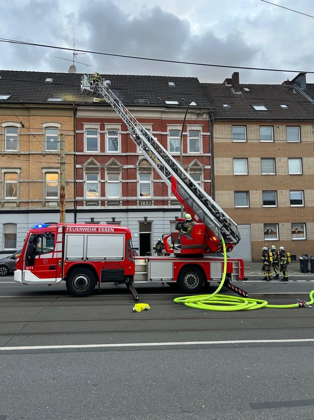 Küchenbrand in Essener Dachgeschosswohnung verletzt zwei Personen. Feuerwehr rettet Betroffene und sichert Einsatzstelle.