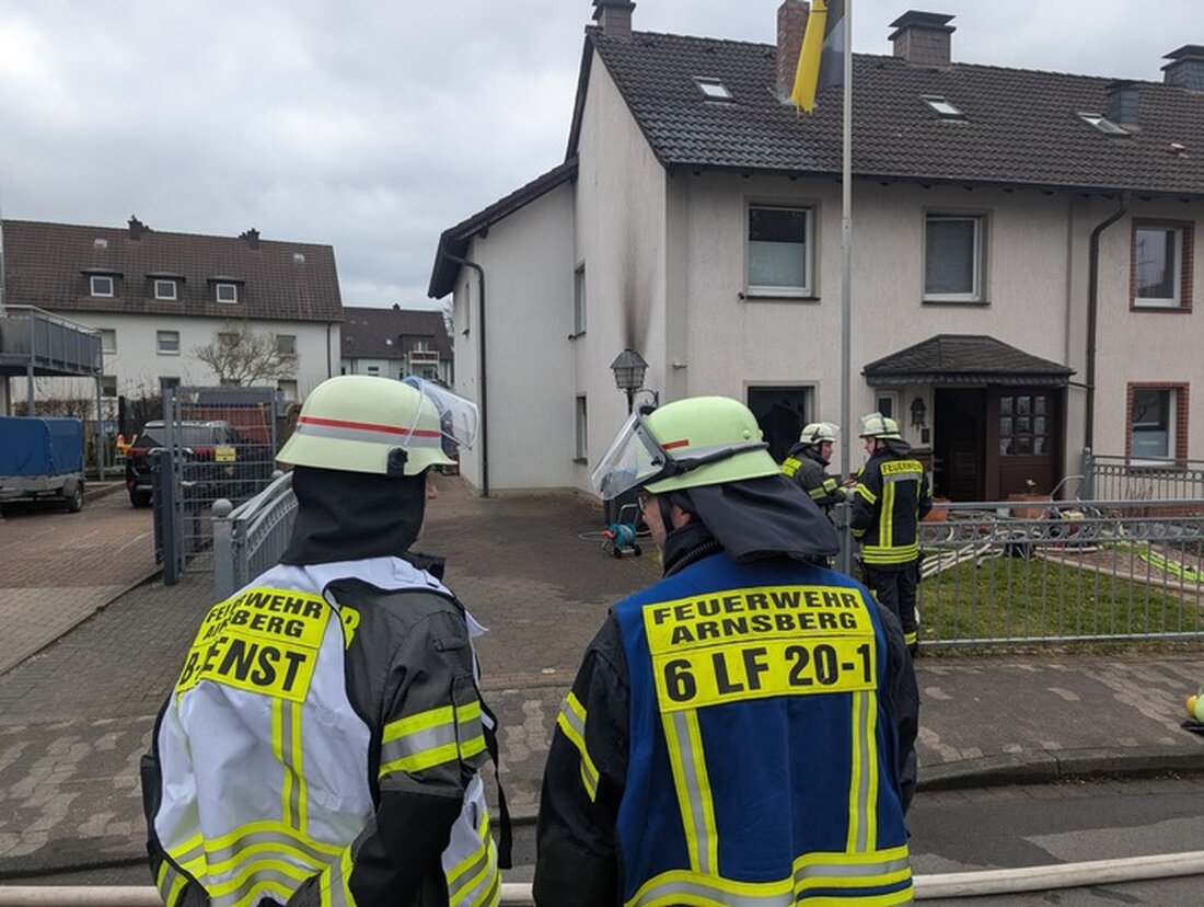 Nach einem Küchenbrand in Arnsberg-Hüsten wurde eine Wohnung unbewohnbar. Feuerwehr und Rettungsdienst waren im Einsatz.