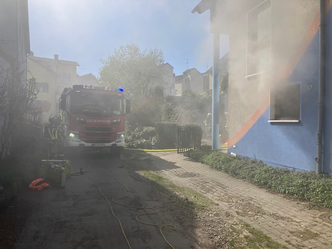 Küchenbrand in Bochum Hiltrop führt zu massiver Rauchentwicklung. Feuerwehr rettet Bewohner und verhindert Brandausbreitung.