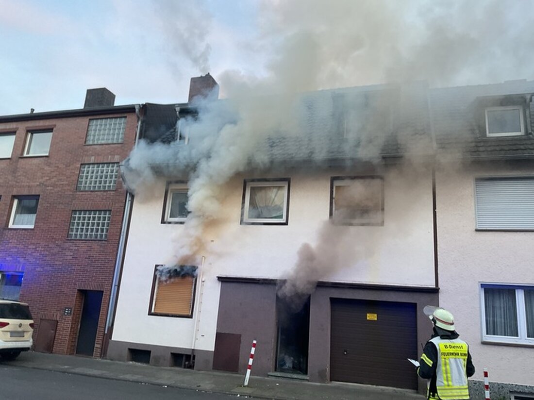 Küchenbrand in Bonn-Endenich verletzt vier Personen; schnelles Eingreifen der Feuerwehr rettet auch eine Katze. Brandursache wird ermittelt.