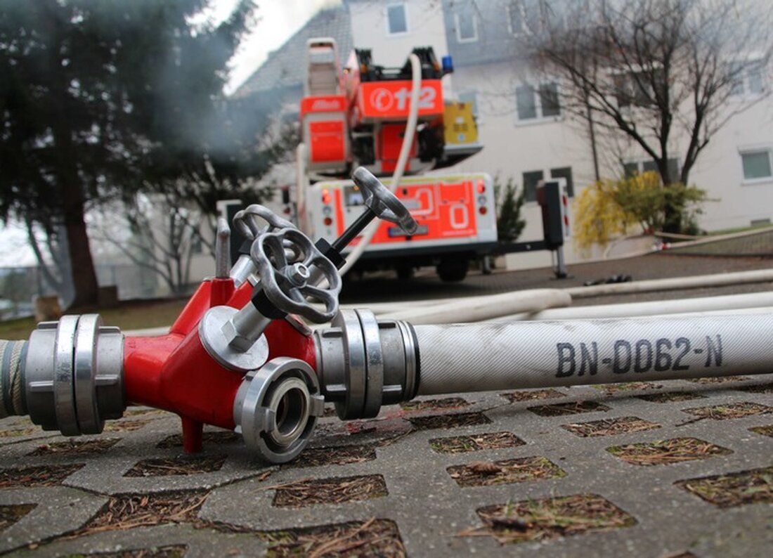 Bei einem Küchenbrand in Bonn-Kohlkaul erlitten eine Mutter und ihr Kleinkind eine leichte Rauchvergiftung. Feuerwehr und Rettungsdienst waren schnell vor Ort.