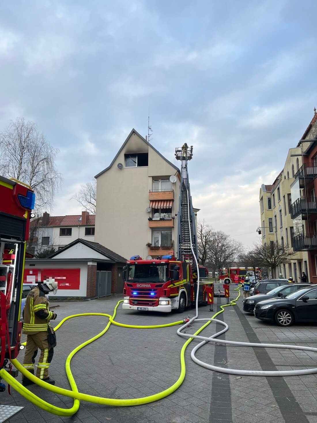 Im Bremerhaven Stadtteil Lehe verhinderte die Feuerwehr einen Wohnungsbrand nach einem Küchenbrand. Ein Bewohner wurde versorgt.