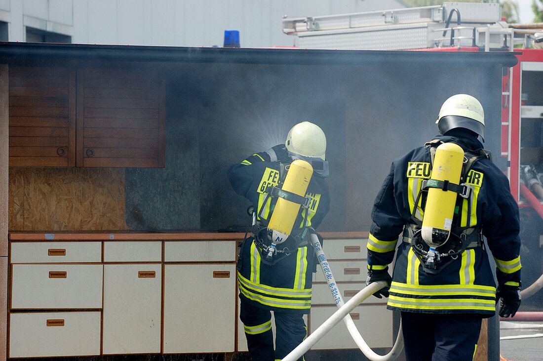 Torgau: Holzbrettchen gerät auf Herd in Brand – Feuerwehr muss löschen Wegen eines Küchenbrandes musste die Feuerwehr Torgau am Samstagabend ausrücken. Eine Mieterin hatte ein Holzbrettchen auf dem Herd vergessen. Torgau. Am frühen Samstagabend wurden Feuerwehr und Polizei zu einem Wohnungsbrand in die Fritz-Schmenkel-Straße in Torgau gerufen. Nach bisherigen Erkenntnissen hatte die Mieterin (54) ein Holzbrettchen auf dem eingeschalteten Herd vergessen, das während ihrer Abwesenheit ein Feuer in der Küche verursachte. Durch das schnelle Eingreifen konnte die Feuerwehr ein Ausbreiten des Feuers verhindern, sodass die Wohnung weiterhin bewohnbar blieb. Es entstand Sachschaden in Höhe von etwa 5.000 Euro, verletzt wurde …