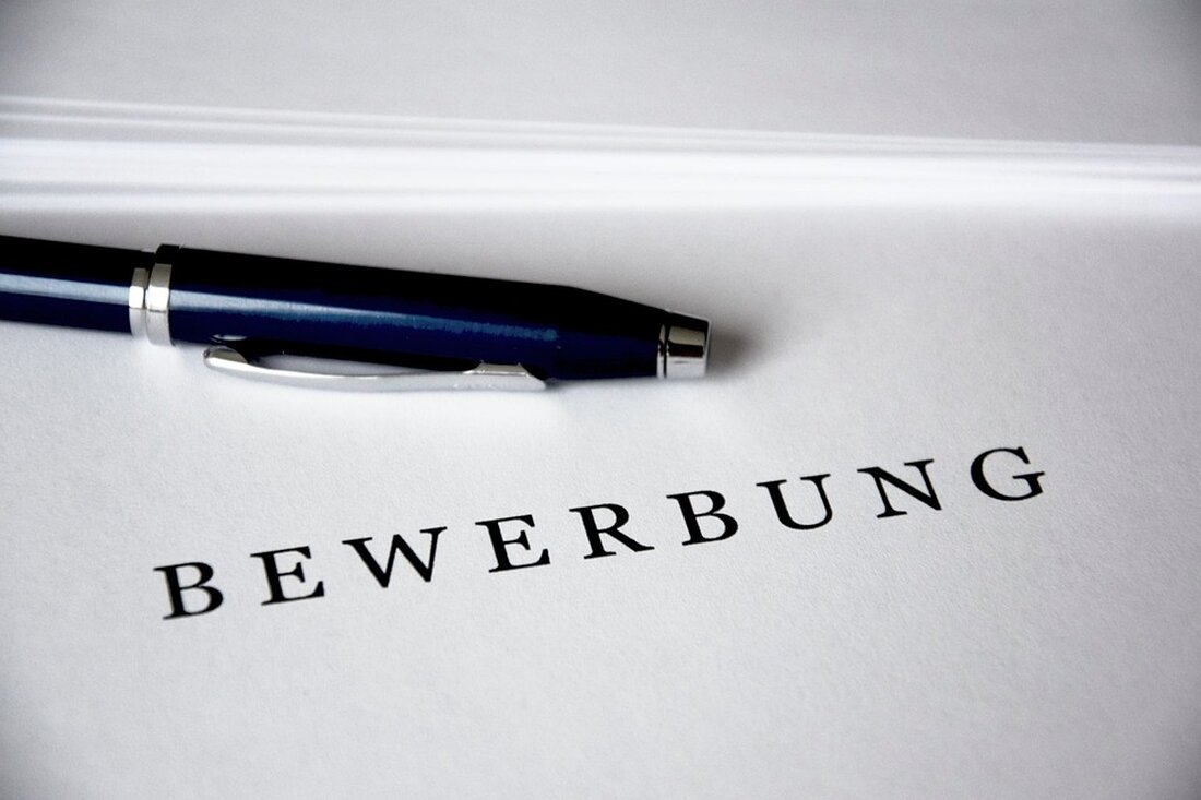 Der Bezirksstadtrat Marco Brauchmann hat angekündigt, dass vom 26. August bis 1. September 2024 ein Künstler-Symposium in der Wuhlheide im Bezirk Treptow-Köpenick von Berlin stattfinden wird. Das Symposium wird bis zu fünf Künstlerinnen und Künstlern die Möglichkeit bieten, sich mit dem Thema Kunst im öffentlichen Raum auseinanderzusetzen, wobei der Fokus auf der Wuhlheide als künstlerisch und gesellschaftspolitisch geprägtem Naturraum liegt. Die Wuhlheide ist ein bedeutender Ort in Berlin, der seit den 1950er Jahren durch das Konzertprogramm der Freilichtbühne und später durch Aktivitäten im Bereich Naturschutz und Umweltbildung bekannt wurde. Heute präsentiert sich die Wuhlheide als vielfältiger Natur-, Bildungs- und Freizeitraum &hellip;