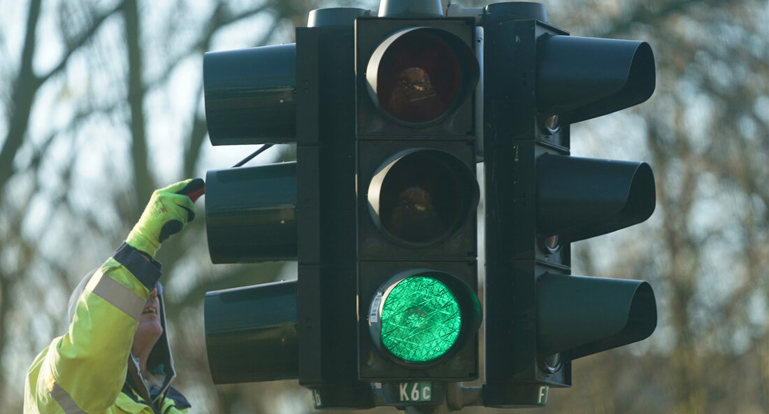 Das Land Baden-Württemberg testet in der Stadt Ellwangen die Verkehrssteuerung mithilfe Künstlicher Intelligenz (KI). Bis Ende des Jahres wird die Wirkung dieses Projekts auf den Verkehr untersucht. Die Maßnahmen sollen neue Maßstäbe für einen verbesserten Verkehrsfluss, eine Reduzierung von Emissionen und mehr Sicherheit im Straßenverkehr setzen. Die Kosten des Projekts belaufen sich auf knapp 200.000 Euro und werden vollständig vom Land getragen. Diese umfassen nicht nur die Lizenzierung der Software, sondern auch die Erweiterung der Hardware und die Konfiguration. Verkehrsminister Winfried Hermann betonte die positiven Auswirkungen für die Bürgerinnen und Bürger sowie die Umsetzung eines Versprechens aus dem Koalitionsvertrag. Hermann …