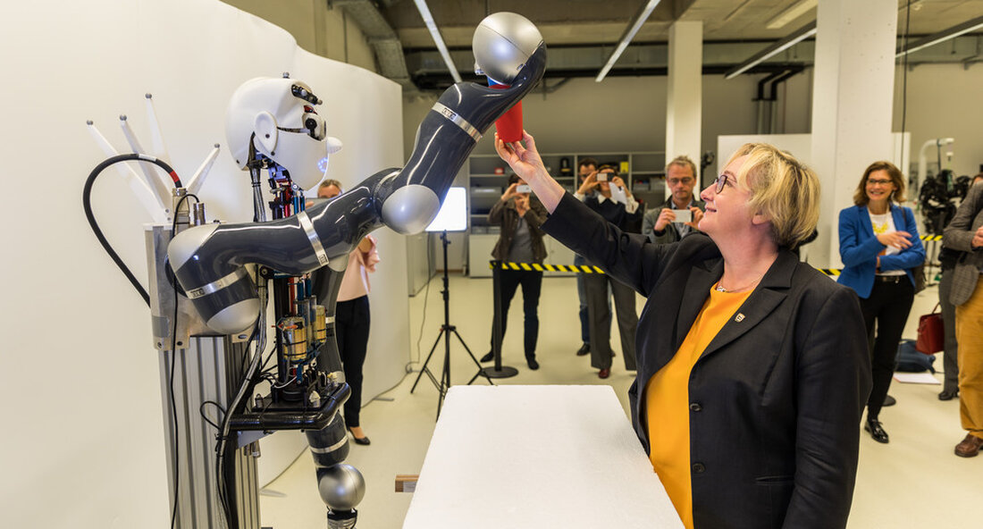 Mit einer deutschlandweit einzigartigen interdisziplinären Forschungsinitiative erforscht die Universität Stuttgart den Einfluss intelligenter Systeme auf Diversität, Demographie und Demokratie. Das Land fördert die Forschungsinitiative mit 3,4 Millionen Euro. Künstliche Intelligenz als Teil intelligenter Systeme ist eine Schlüsseltechnologie, die alle Bereiche unseres Lebens beeinflusst. Wie sie unsere Gesellschaft bereichern kann, soll im neuen Projekt „Reflecting Intelligent Systems for Diversity, Demography, and Democracy“ (IRIS3D) an der Universität Stuttgart erforscht werden. 3D steht für drei Themenbereiche, die sind Künstliche Intelligenz (KI) intensiv beeinflusst, wenn nicht sogar revolutioniert: Die Forscher wollen den Einfluss intelligenter Systeme auf Diversität, Demografie und Demokratie beleuchten. Das Wissenschaftsministerium fördert …