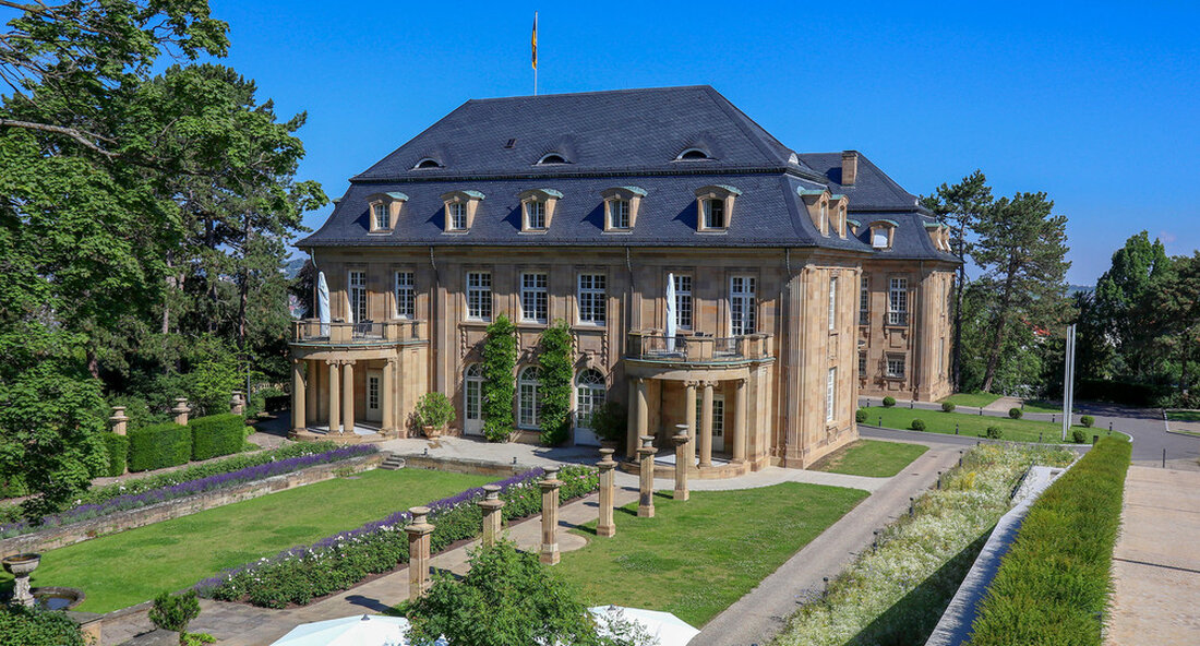 Im Rahmen des zweiten Stuttgart Science Festival 2022 findet am 2. Juli 2022 im Park der Villa Reitzenstein ein Science Slam statt. Das Format Science Slam ist eine tolle Gelegenheit, sich aktiv und unterhaltsam mit Wissenschaft und Forschung auseinanderzusetzen. „Der Sitz der Landesregierung auf der Gänsheide ist nicht nur ein Ort, an dem Politik gemacht wird, sondern auch ein öffentlicher Raum, der offen für Kultur und Diskurs ist. Deshalb am Samstag, 2. Juli 2022 um 19.30 Uhr vor dem Schönen Kulisse des Rosengartens lautet das Motto: „Bühne frei“ für die ersten Science-Slam in dem Park der Villa Reitzenstein“, sagte Ministerpräsident …