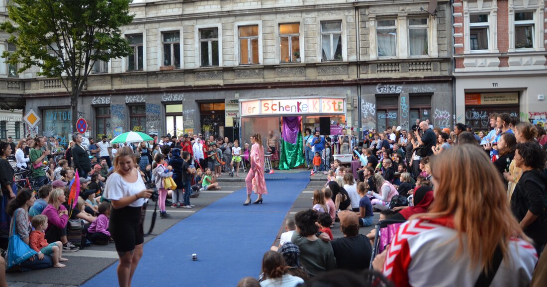 Das Stadtteilkulturfestival OSTLichter 2024 feiert vom 24. August bis 13. Oktober über 100 Veranstaltungen an 70 Orten im Leipziger Osten.