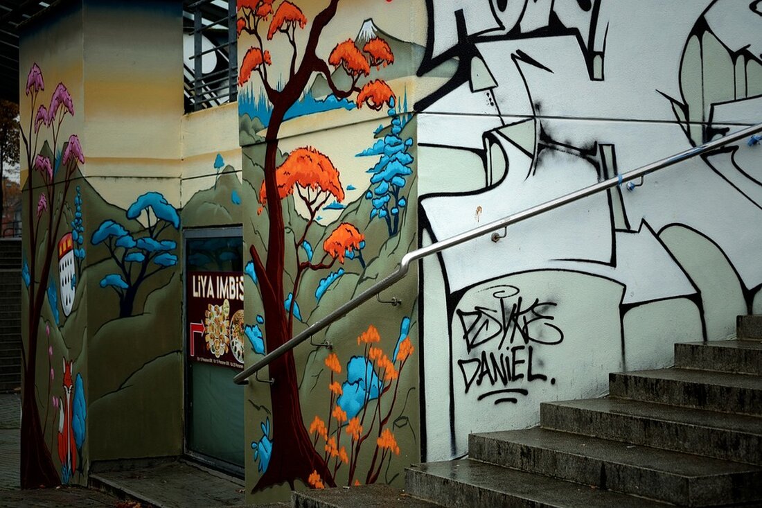 Die Bezirksbürgermeisterin von Mitte, Stefanie Remlinger, informiert, dass anlässlich des Tages der Architektur am letzten Juni-Wochenende ab dem 4. Juni in der Vitrine am Mathilde-Jacob-Platz die Kunst am Bau-Projekte der letzten zwölf Jahre im Bezirk Mitte präsentiert werden. Kunst am Bau entsteht seit 1979 gemäß der Anweisung Bau im Zusammenhang mit öffentlichen Baumaßnahmen. Im Bezirk Mitte wurden seit 2012 Kunst am Bau-Projekte an verschiedenen öffentlichen Gebäuden realisiert, darunter Jugendfreizeiteinrichtungen, Schulen und kulturelle Einrichtungen. Unter anderem wurden Kunstwerke von Künstler*innen wie Angela Mewes, Marianna Castillo Deball, msk7, Susanne Bosch und anderen im Rahmen von Wettbewerbsverfahren realisiert. Diese Kunstwerke setzen sich konkret …