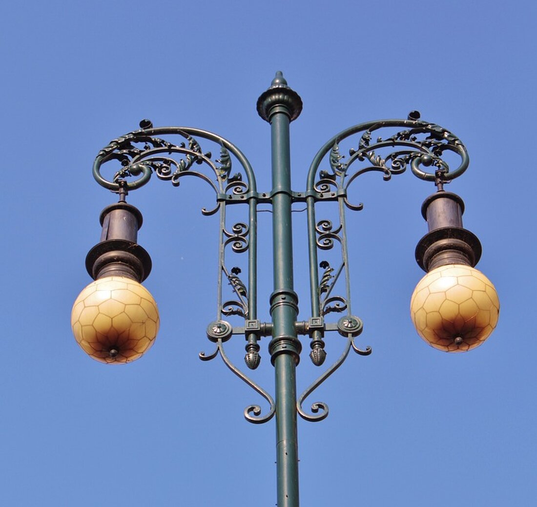 Entdecken Sie die künstlerischen Forschungsarbeiten von Oliver Niemöller im renovierten Schaufenster der ehemaligen Firma "Seile Lusche". Tauchen Sie ein in die Welt der Zahlentheorie, Geometrie, Skulpturen und Fraktale. Weitere Ausstellungen erwarten Sie bis zum Jahresende. Besuchen Sie die Webseite für zusätzliche Informationen.