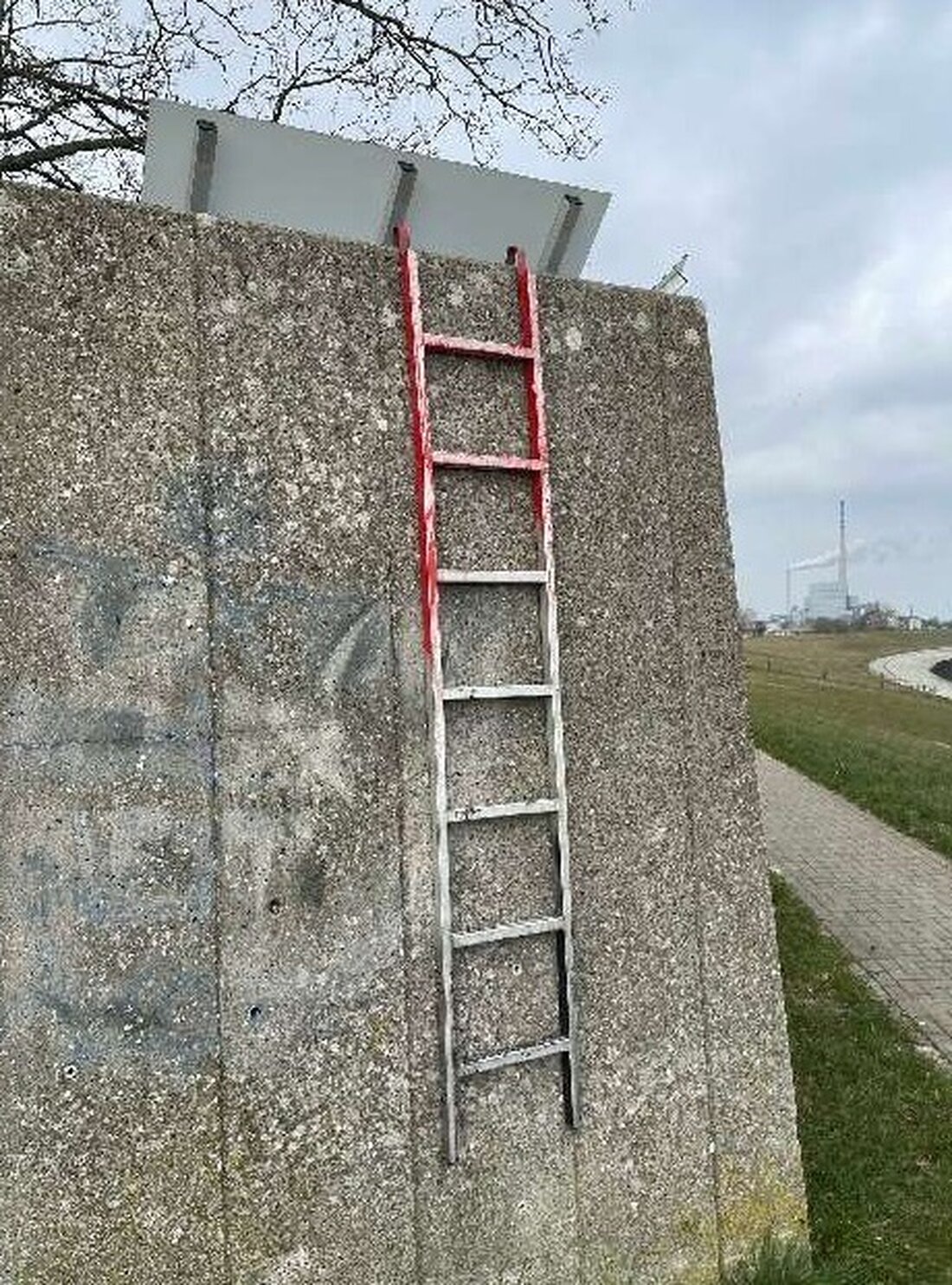 Nach Kupferdiebstahl am Rüstringer Berg wird eine auffällige Gerüstleiter gesucht. Hinweise bitte an die Polizei Wilhelmshaven.