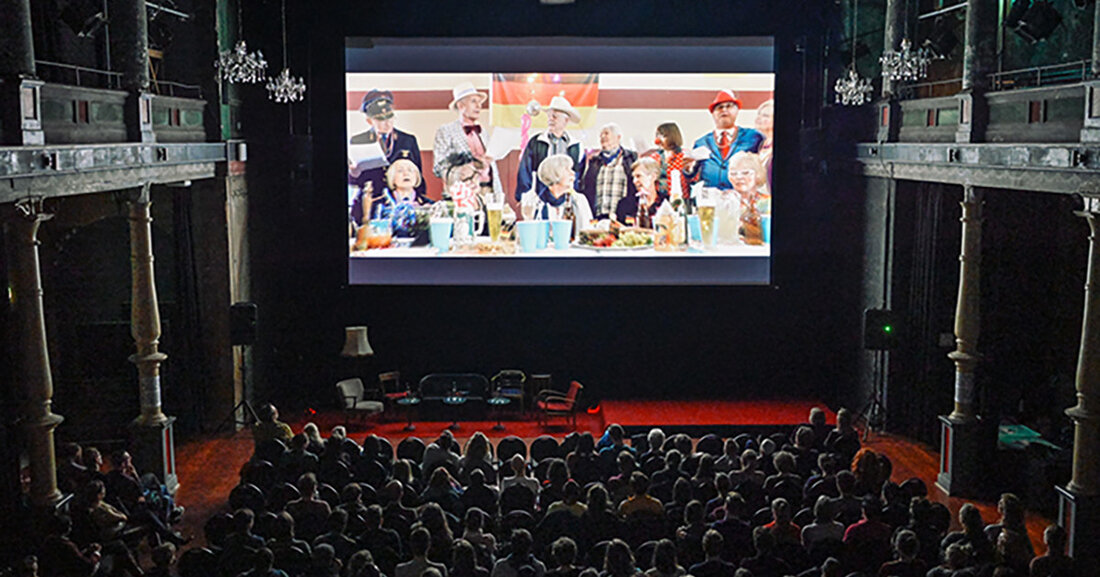 Kurzfilmfestival Kurzsuechtig 2023 Das Mitteldeutsche Kurzfilmfestival Kurzsuechtig feiert dieses Jahr seine 20. Ausgabe und präsentiert vom 11. bis 16. April 2023 wieder die besten Kurzfilme aus der Region. In der Schaubühne Lindenfels werden Streifen aus den Kategorien Animation, Dokumentation, Fiktion und Experimental auf der Leinwand zu sehen sein. Mitteldeutsches Kurzfilmfestival Kurzsuechtig © Felix Adler In Kurzfilmen werden in wenigen Bildern Geschichten erzählt, die unter die Haut gehen. Das Festival ermöglicht dem kleinen Film die große Bühne und zeigt die neuesten Kurzfilme junger Filmschaffender aus Mitteldeutschland. Eine Fachjury entscheidet über die Auszeichnungen für die besten Filme. Auch das Publikum darf mitentscheiden &hellip;