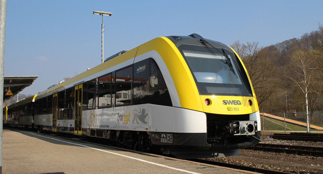 Das Angebot auf der Bodenseegürtelbahn wird weiter verbessert. Davon profitieren vor allem Morgenpendler. Für sie gibt es mehr Züge und mehr Haltestellen auf der Strecke zwischen Friedrichshafen und Radolfzell. Das Angebot auf der Bodenseegürtelbahn wird weiter verbessert. Staatssekretär für Verkehr Elke Zimmer stellte bei einem Besuch in der Region die zusätzlichen Verbindungen vor, die vor allem für Pendler und Schüler bessere Abfahrtszeiten bringen. Sie sagte: „Dies wird es uns ermöglichen, etwas anzubieten, das es beim morgendlichen Pendeln noch nie gegeben hat. Zwischen Betriebsaufnahme und 9.30 Uhr verkehren nun auf der gesamten Strecke neun Züge je Richtung, zwischen Friedrichshafen und Überlingen …