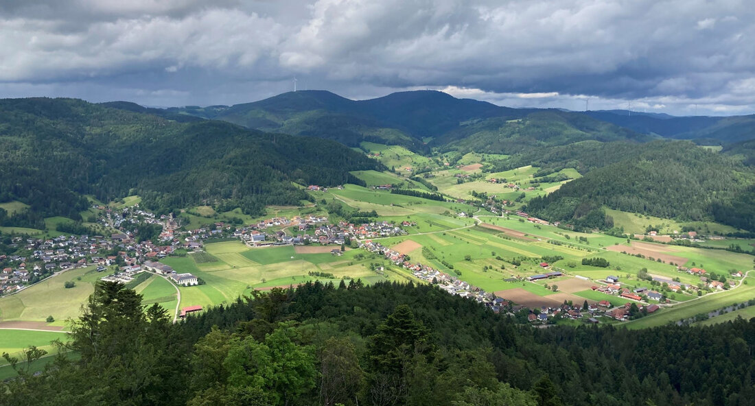 LEADER-Förderprogramm stützt Innovation und Tradition im Landkreis Rastatt Minister Peter Hauk hat kürzlich die aktuellen LEADER-Projekte im Landkreis Rastatt in Augenschein genommen und lobte die Vielfalt und Bedeutung dieser Projekte für die Stärkung des ländlichen Raums. Vom Einsatz von Spitzenforschung zur Förderung der Nachhaltigkeit bis hin zur Unterstützung traditioneller Handwerkskunst wie der Hausbrennerei, ermöglicht das Förderprogramm LEADER eine breite Palette von Aktivitäten zur Weiterentwicklung ländlicher Regionen. Besonders beeindruckt zeigte sich Minister Hauk von der Firma HYDRA Marine Sciences, die mit ihrer internationalen Umweltforschung nicht nur innovative Projekte vorantreibt, sondern auch attraktive Arbeitsplätze im ländlichen Raum schafft. Die Förderung durch LEADER …