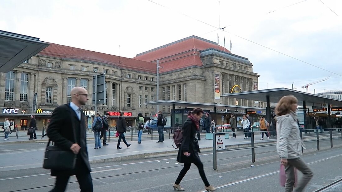 Es ist Zeit, Sie auf eine Leipzig-Deutschland-Tour mitzunehmen, sozusagen. Was ich damit meine, dass es eine Art Leipzig Deutschland Tour ist, ist, dass es nicht umfassend ist und dir all dies und das zeigt. Ich suche eher einen Arzt, habe aber kein Glück. Dabei sehen wir viel von Leipzig, Deutschland, was cool war. WERDE TEIL DER SHABL CREW: http://bit.ly/1uR4ogG INSTAGRAM: http://instagram.com/bloggeries TWITTER: http://www.twitter.com/bloggeries BLOG: http://stophavingaboringlife.com SNAPCHAT: Bloggeries Musik zur Verfügung gestellt von https://soundcloud.com/the_beatknitter Täglicher Reise-Vlog, gefilmt auf einer GoPro Hero 4 Silver oder Canon G7X Abonnieren Sie für mehr tägliche Vlogs der Reisenatur … Außer denen in Reiseblogging-Kreisen war Leipzig, …
